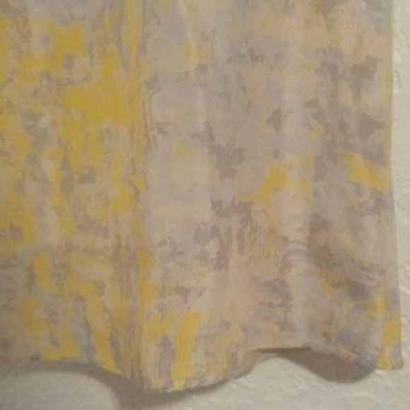 CAbi Silk Whisper Soft Rounded Back Hem with Mother of Pearl Buttons Tank SZ S - Picture 4 of 8